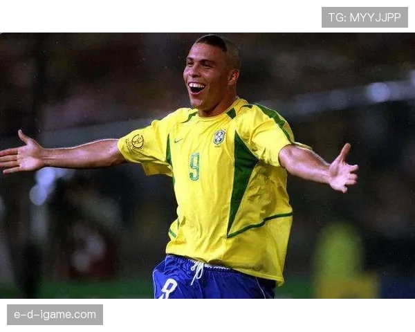 拉菲尼亚这日常发型和他球场上那个帅炸的形象，差太多了吧！